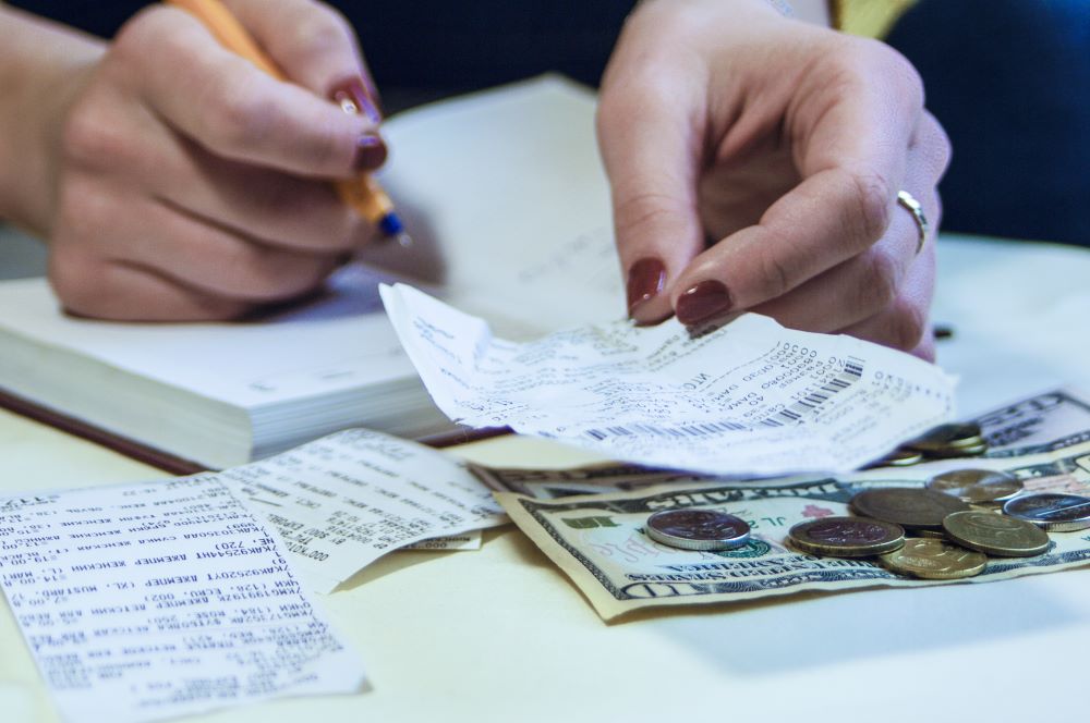  woman calculates the money colledted for his kid